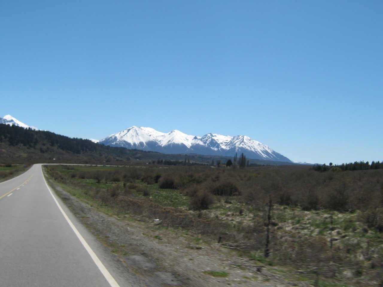 Campo abierto en Cholila con la cordillera de fondo