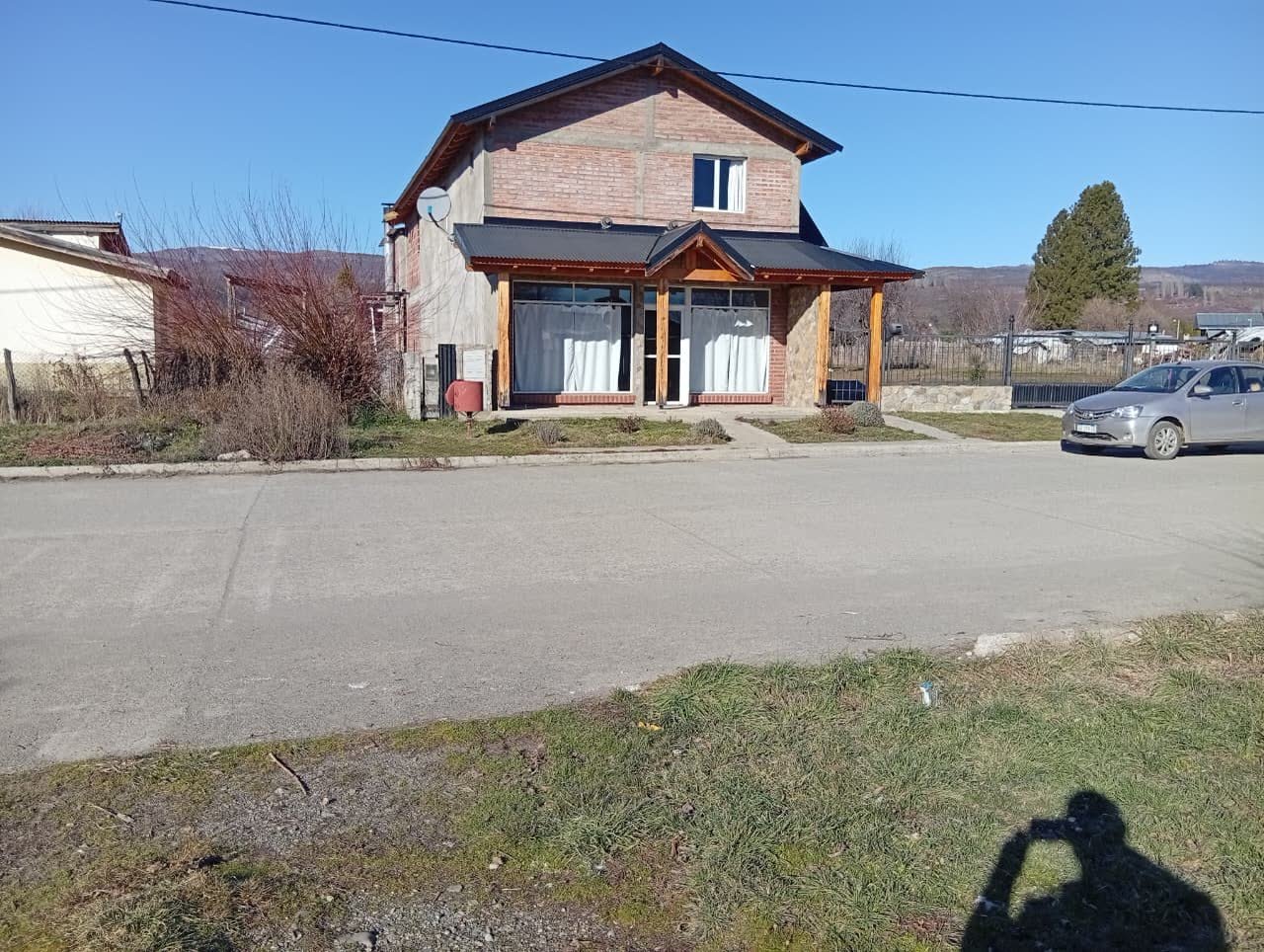 Terreno con construcción sobre asfalto, en venta en Cholila, Chubut